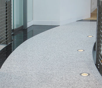 Steinmuster Granit im Treppenhaus